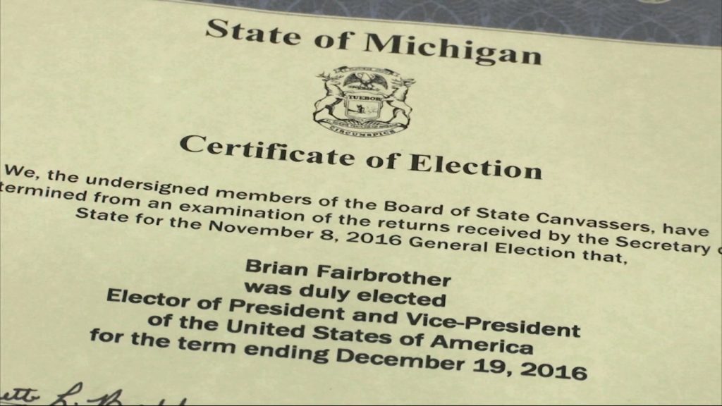 Brian Fairbrother, morador de Shelby Township, no Michigan, exibe certificado que garante sua participação no colégio eleitoral que se reunirá nesta segunda-feira, 19, para confirmar a eleição presidencial nos EUA (AP Photo/Mike Householder)