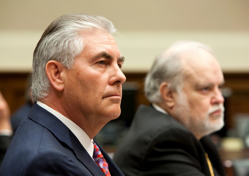 Rex Tillerson (esq.), principal executivo da companhia americana de petróleo Exxonmobil, deve ser apontado como secretário de Estado da gestão Trump (Foto: REUTERS/Joshua Roberts)
