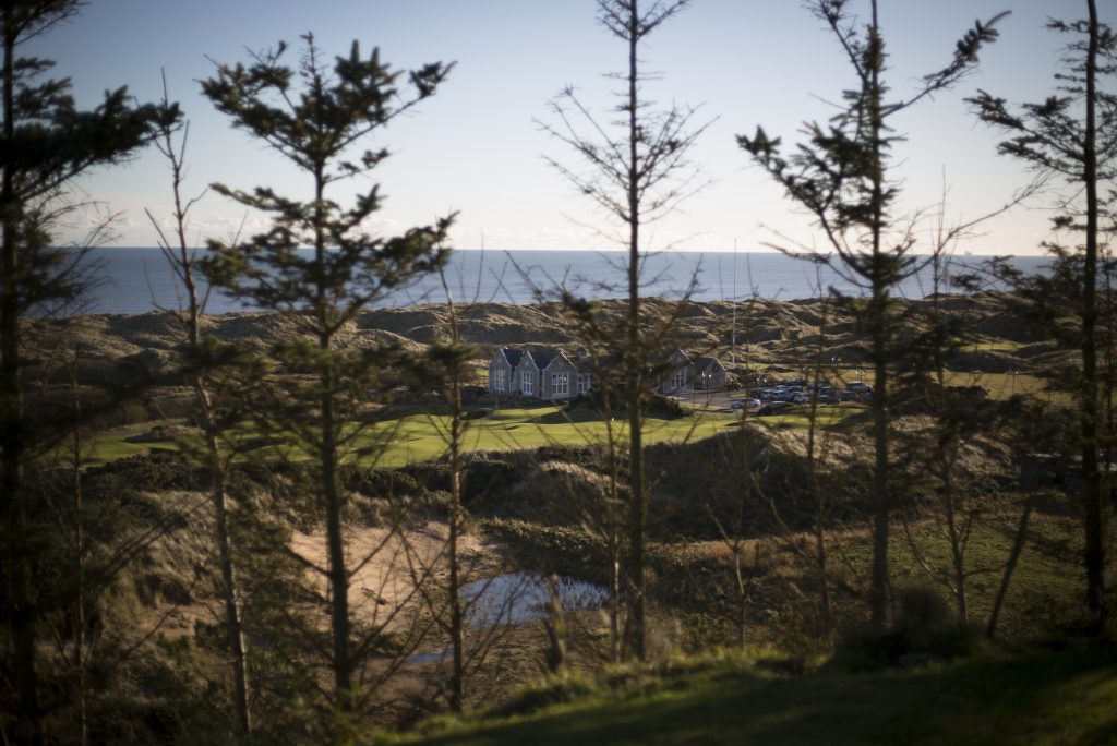 Árvores e cerca construídas por Donald Trump em seu campo de golfe bloqueiam visão de moradores da região (Foto: Jeremy Sutton-Hibbert/The New York Times)