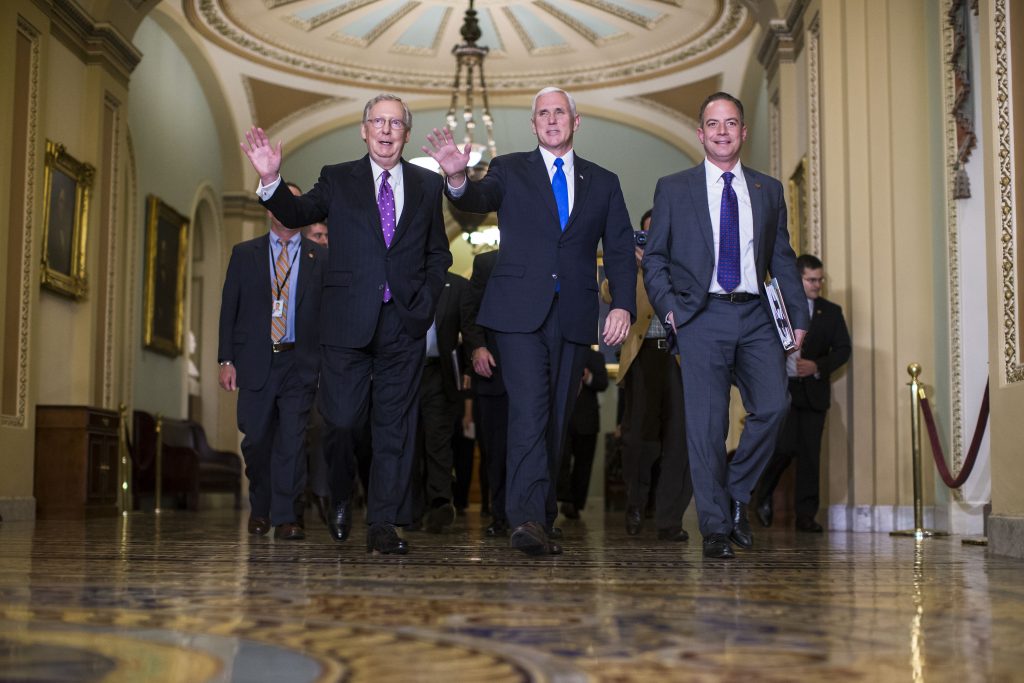 O líder da maioria no Senado americano, Mitch McConnell (E), o vice-presidente eleito, Mike Pence, e o futuro chefe de gabinete de Donald Trump, Reince Priebus (D), se dirigem à reunião no Capitólio (Al Drago/The New York Times)