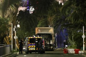 Viatura da polícia e caminhão usado no atentado em Nice Foto: AFP / VALERY HACHE - 14 /7 /2016
