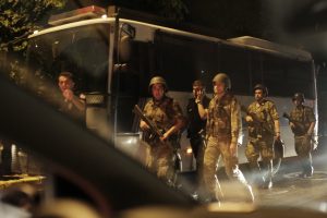 Militares prendem policiais (de preto) na Ponte sobre o Bósforo, em Istambul Foto: Bulent Kilic/France Presse