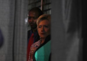 Hillary Clinton espera para entrar no palco e discursar na convenção do Partido Democrata, em Charlotte, Carolina do Norte. Foto: Justin Sullivan/Getty Images/AFP