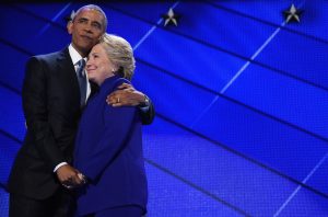 Obama abraça Hillary na terceira noite da convenção democrata na Filadélfia Foto: Robyn Beck / AFP 27 /7/2016