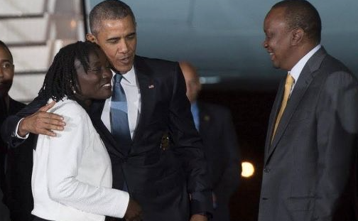 Barack Obama recebido em Nairobi pela meia-irmã, Auma Obama. Foto AFP
