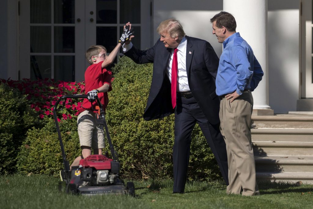 Donald Trump (C) cumprimenta Frank Giaccio, de 11 anos, que se ofereceu para aparar o jardim da Casa Branca e teve pedido atendido pelo governo americano (EFE/Shawn Thew)