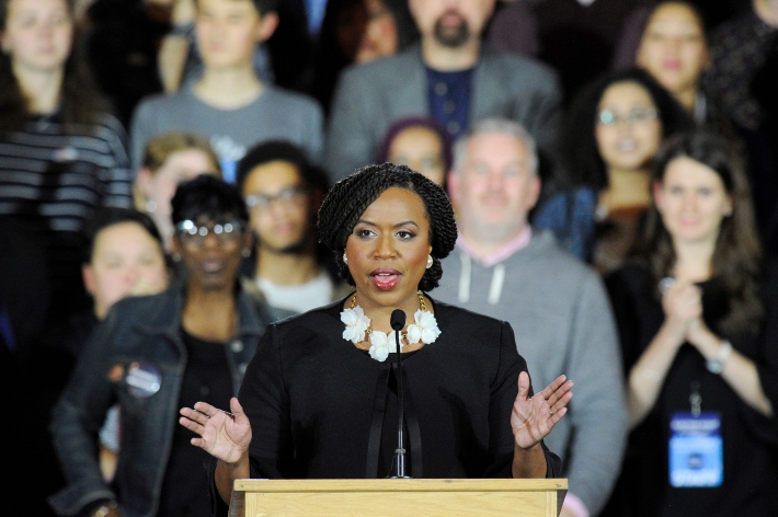 Ayanna Pressley é a primeira mulher negra eleita por Massachusetts para a Câmara dos Deputado (Foto: Joseph Prezioso/AFP)