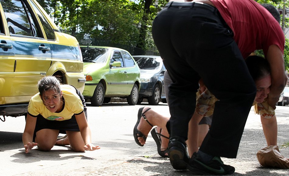 Solidariedade: taxista protege passageiras em meio a tiroteio na Penha, zona norte. Foto: WILTON JÚNIOR/AE