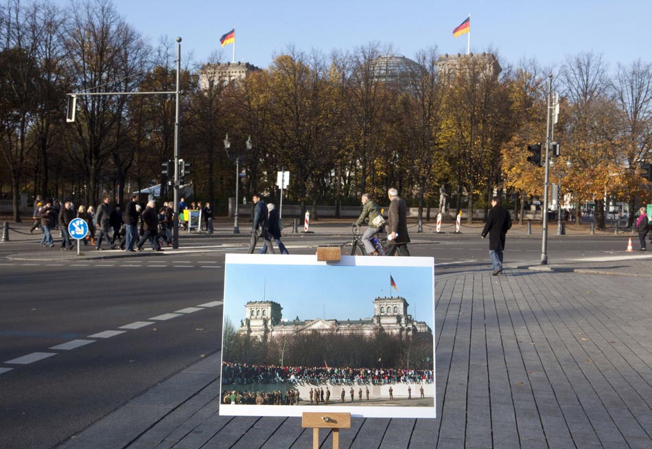 Reichstag, Berlim, 26/10/2009. Na foto histórica alemães tomam o Muro em 10/11/2009. Foto: Franka Bruns/AP