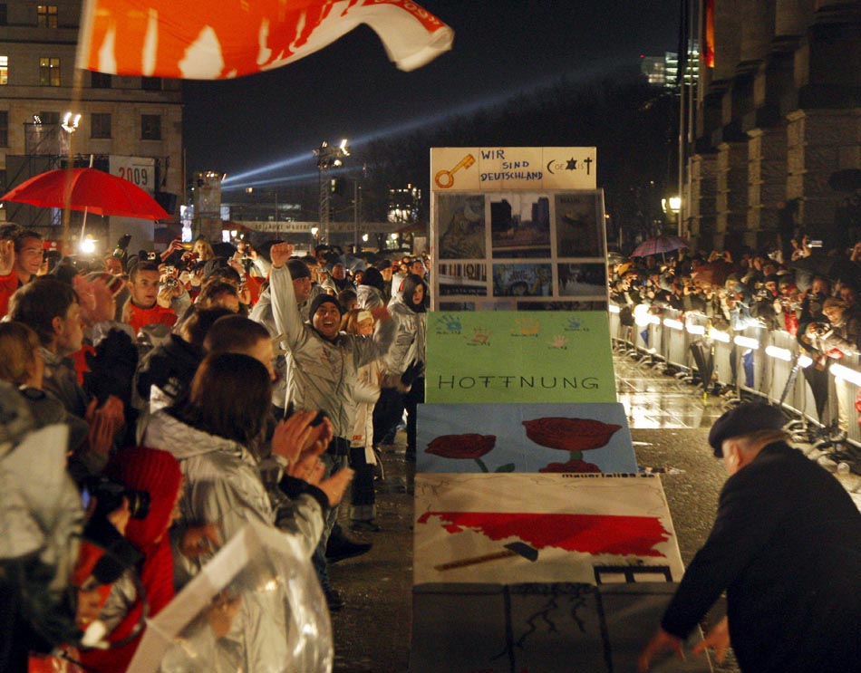 Berlim, 09/11/2009. Primeira peça do dominó foi derrubada pelo ex-presidente da Polônia, Lech Walesa. Foto: Bernd Settkik/Efe