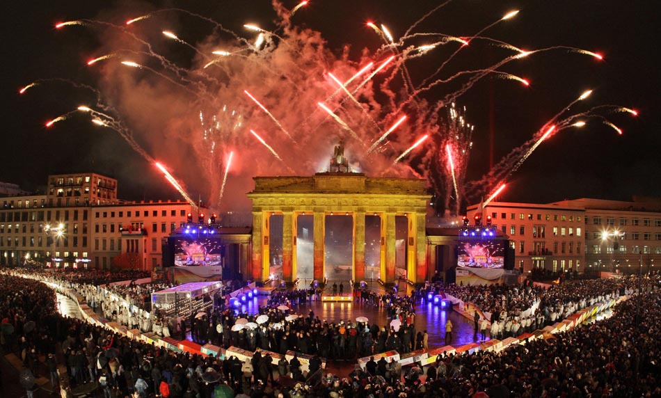 Berlim, 09/11/2009. Fogos de artifício iluminam o Portão de Branderburgo. Foto: Wolfgang Rattay/AP