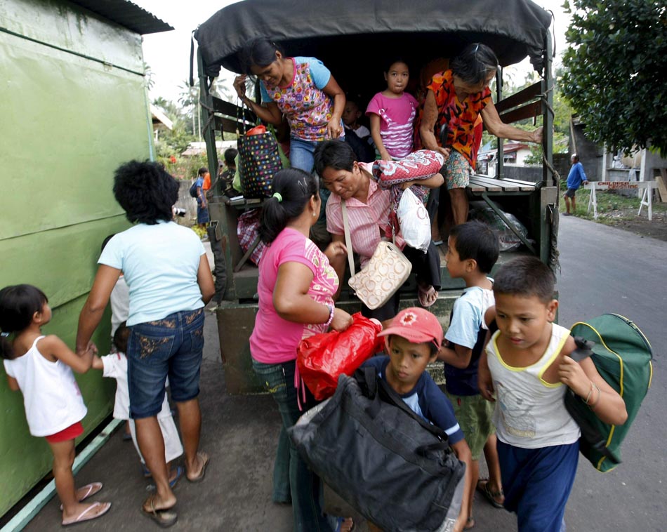 Famílias são deslocadas para áreas seguras. Filipinas, 15/12/2009. Foto: Dennis M. Sabangan/Efe