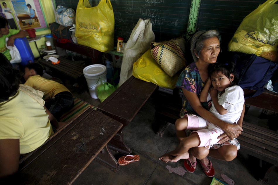 Famílias foram realocadas para áreas seguras. Filipinas, 16/12/2009. Foto: Dennis M. Sabangan/Efe