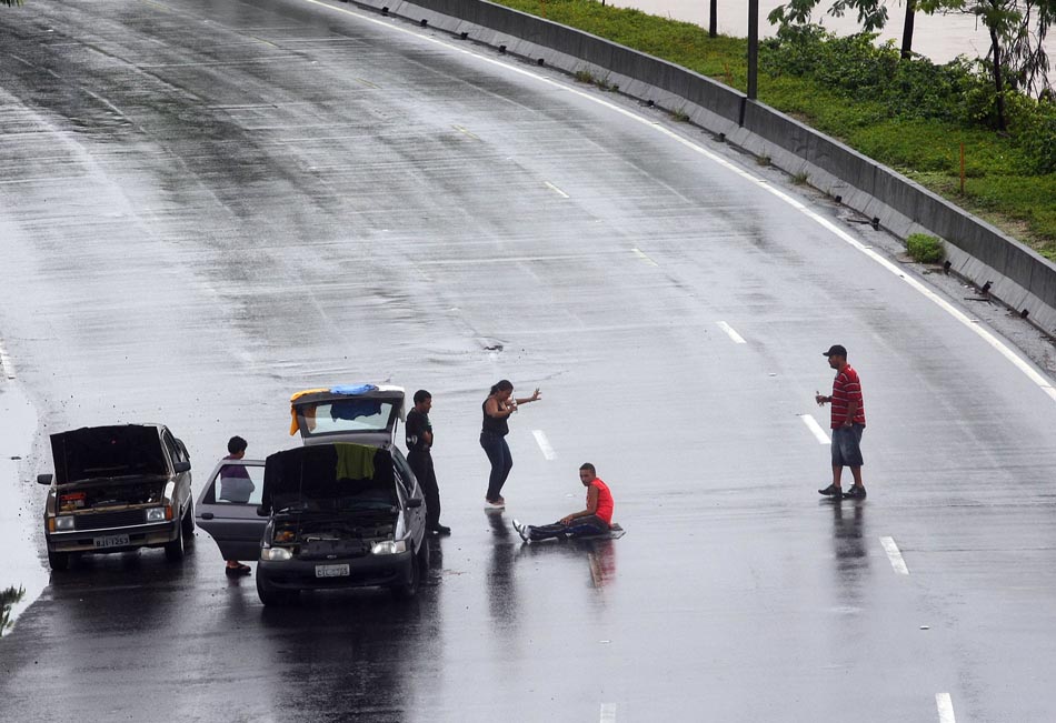 Uma família ouve forró e descansa na Marginal Tietê próximo a Ponte Ulisses Guimarães. Foto: HÉLVIO ROMERO/AE