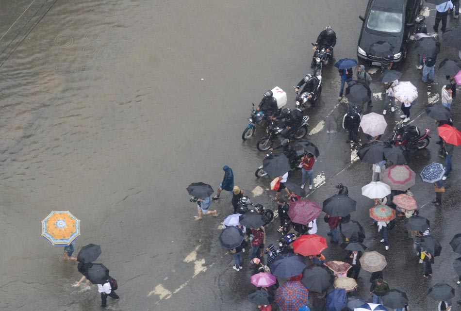 Grupo de pessoas ficam ilhadas próximo à ponte da Freguesia do Ó. Foto: JB NETO/AE