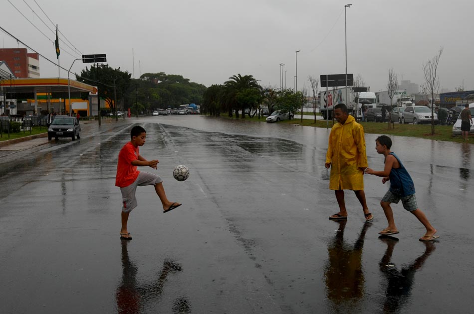Jovens jogam bola em plena Marginal Tietê pela manhã. Foto: HÉLVIO ROMERO/AE