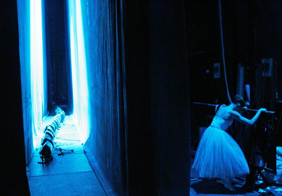 Bailarina Roberta Marquez faz aquecimento antes de entrar no palco. Foto: TIAGO QUEIROZ/AE 