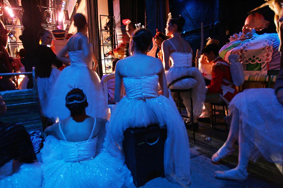 Bailarinas aguardam o momento de entrar no espetáculo. Foto: TIAGO QUEIROZ/AE