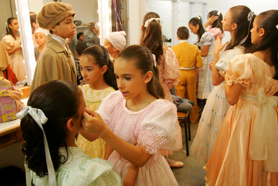 No camarim, crianças se ajudam na maquiagem. Foto: TIAGO QUEIROZ/AE