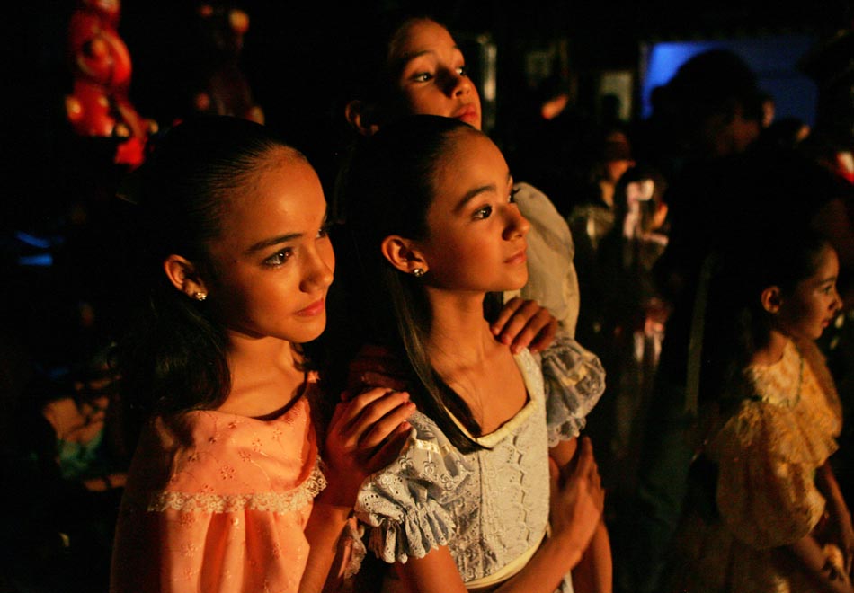 Artistas aprendizes: Crianças do elenco observam bailarinos no palco. Foto: TIAGO QUEIROZ/AE