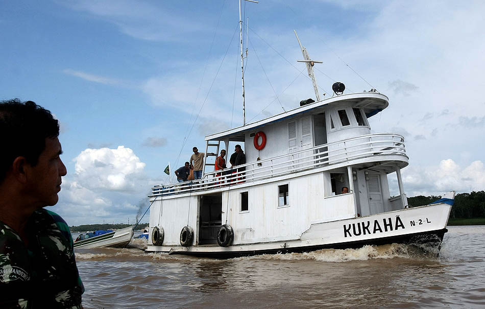 Barco Kukahã sai porto de Tabatinga e dá início à expedição da FUNAI ao Vale do Rio Javari. AM, 29/11/2009. Foto: JF DIORIO/AE