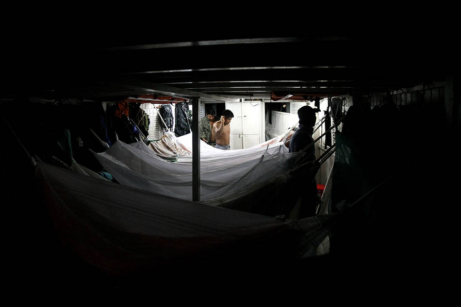 Detalhe das redes, dentro do dormitório, no barco Kukahã. AM, 05/12/2010. Foto: JF DIORIO/AE