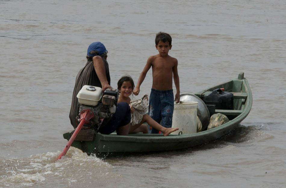 Seu Fernando, volta para sua casa, após fazer troca de alimentos que cultiva em sua roça, por combustível, com a tripulação do barco Kukahã. AM, 06/12/2009. Foto: JF DIORIO/AE
