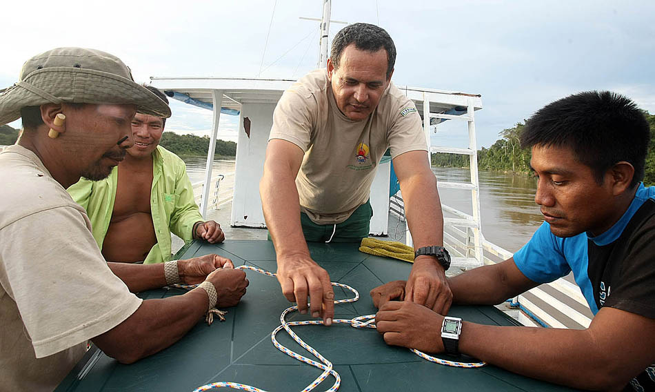 Rieli Franciscato dá orientações sobre nó de marinheiro aos índios integrantes da jornada. AM,09/12/2009. Foto: JF DIORIO/AE 