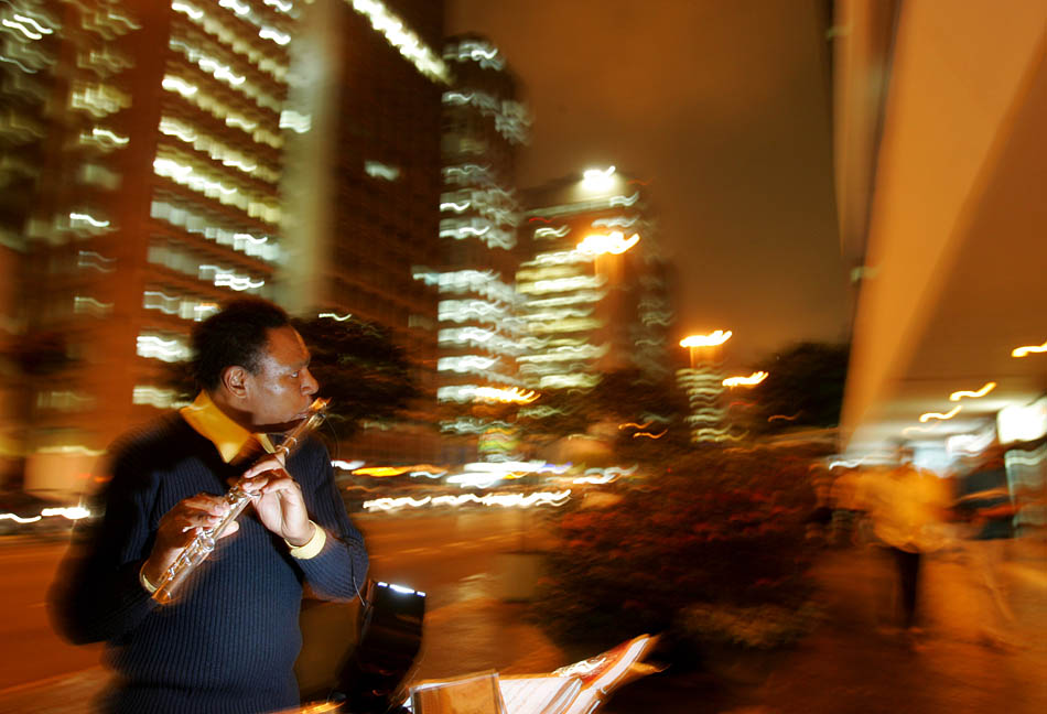 Músico Emerson Pinzindin toca flauta transversal em frente ao Conjunto Nacional, na Avenida Paulista. 30/08/2007. Foto: NILTON FUKUDA/AE