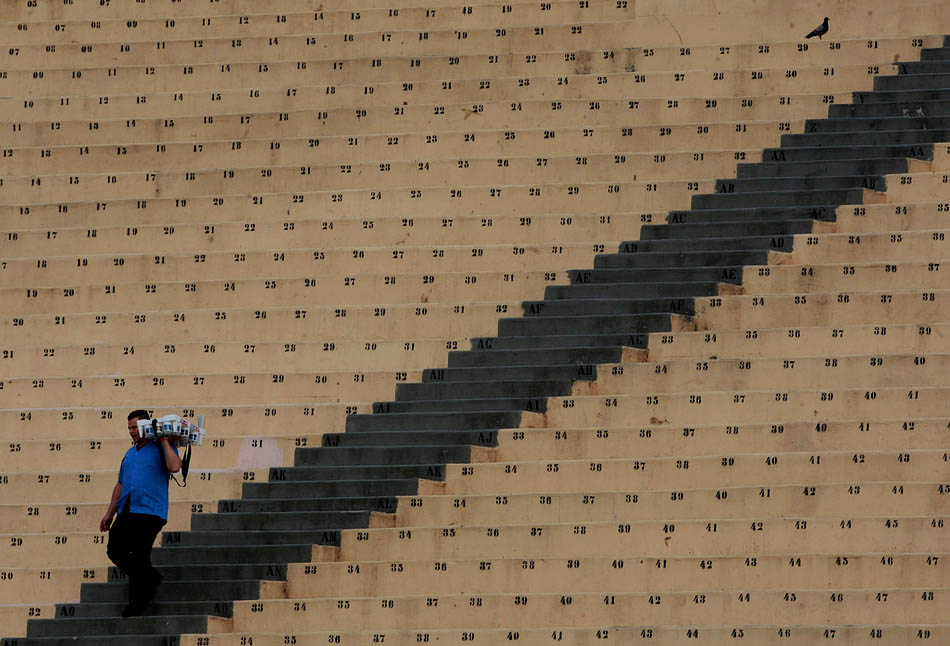 Um vendedor desce as escadaria do estádio do Pacaembu, em São Paulo. 02/08/2009. Foto: NILTON FUKUDA/AE