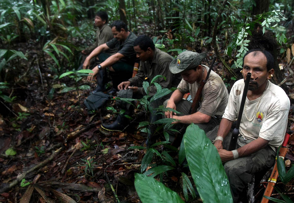 Equipe descansa ao chegar a uma clareira onde poderia haver vestígios de índios isolados, mas nada foi encontrado. AM, 17/12/2009. Foto: JF DIORIO/AE