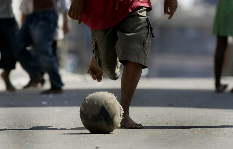 Um garoto joga bola no Recanto dos Humildes, na zona oeste de São Paulo. 20/05/2008. Foto: NILTON FUKUDA/AE