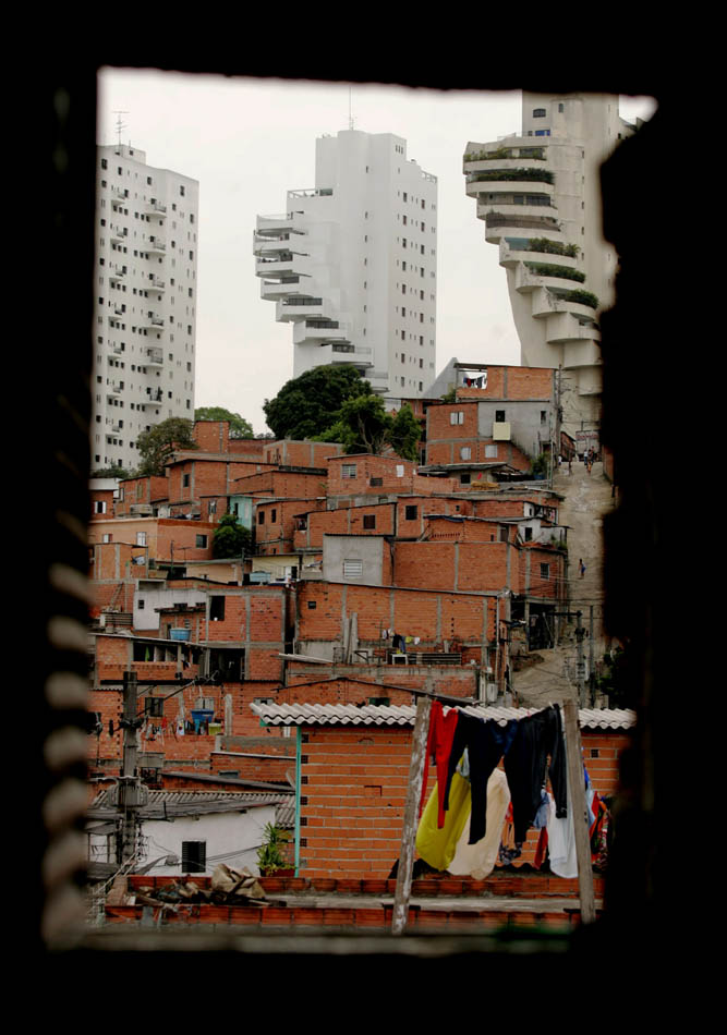 Prédios de luxo visto da favela de Paraisópolis, no Morumbi, zona sul de São Paulo. 04/10/2005. Foto: NILTON FUKUDA/AE