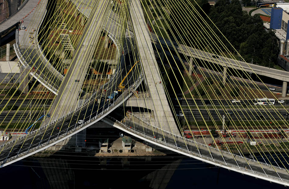 Vista aérea da Ponte Estaiada. 08/05/2008. Foto: NILTON FUKUDA/AE