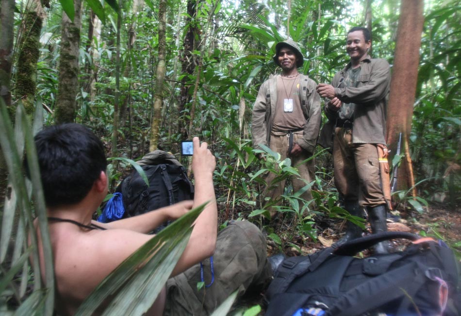 Bini Matis fotografa Anderson e Jeremias durante caminhada, na segunda etapa da expedição, na região do Rio Boia. AM, 30/12/2009. Foto: JF DIORIO/AE