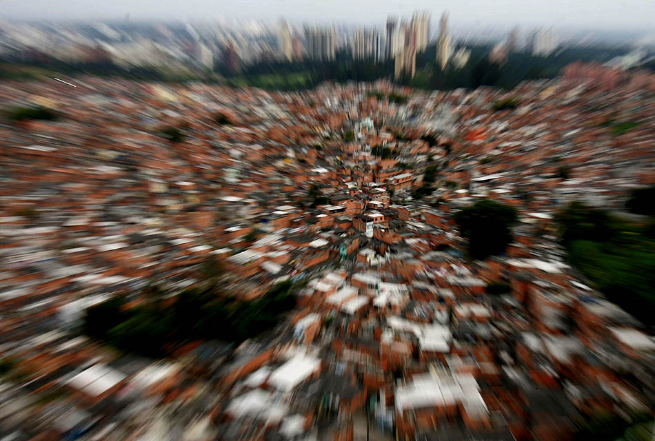 Favela Paraisópolis no Morumbi, zona sul de São Paulo. 04/10/2005. Foto: NILTON FUKUDA/AE