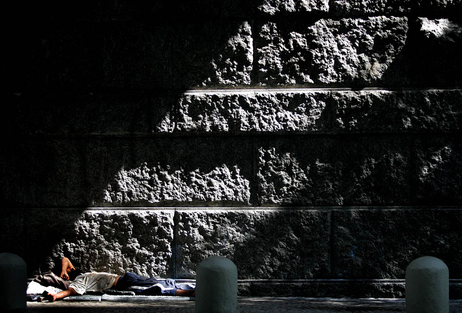 Morador de rua dorme debaixo do Viaduto do Chá, no Vale do Anhangabaú. 08/04/2005. Foto: NILTON FUKUDA/AE