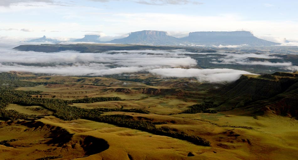 Vista do Gran Sabana, no Parque Nacional Canaima, na Venezuela. Ao fundo o Monte Roraima (direita) e o Monte Kukenán (ao lado). Foto: PAULO LIEBERT/AE