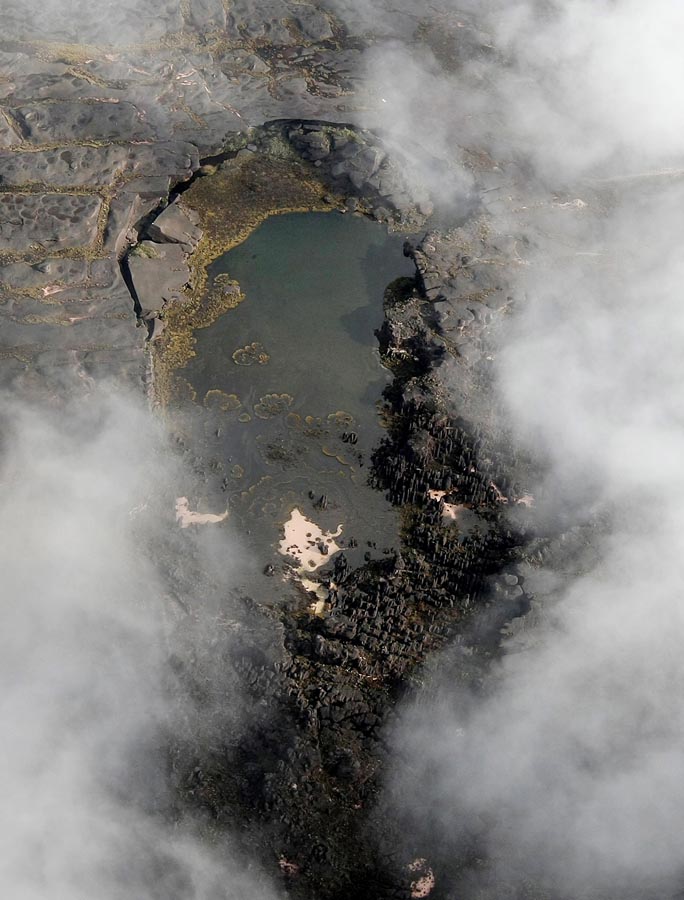 Lago Gladys, no topo do Monte Roraima, que foi assim batizado em homenagem a um lago citado no livro "O Mundo Perdido", do escritor inglês Arthur Conan Doyle, que se inspirou em relatos sobre o Monte Roraima para compor sua obra. Foto: PAULO LIEBERT/AE