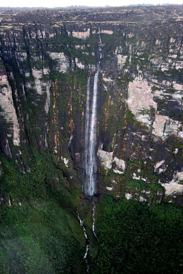 Vista aérea da queda d'água do Monte Kukenán. Foto: PAULO LIEBERT/AE