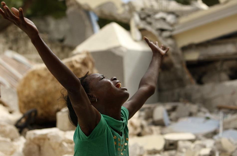 Cindy Terasme chora pela morte do irmão. Haiti, 14/01/2010. Foto: Gerald Herbert/AP