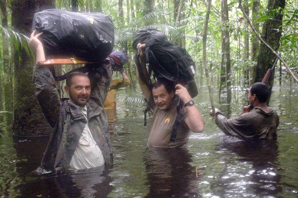 O repórter fotográfico JF Diorio e Rieli Franciscato, chefe da expedição da Funai ao Vale do Rio Javari, durante travessia de área alagada. Rio Jutai, AM. 15/01/2010. FOTO: Funai