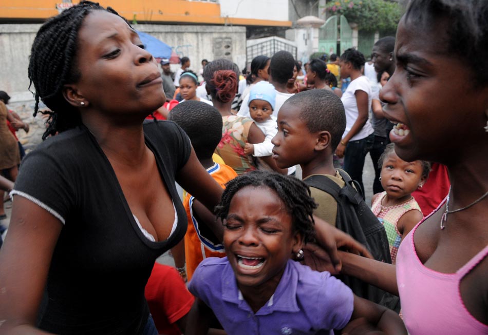 Desespero toma conta de parte da população que busca informações sobre vítimas. Porto Príncipe, Haiti. 12/01/2010. Foto: Jorge Cruz/AP