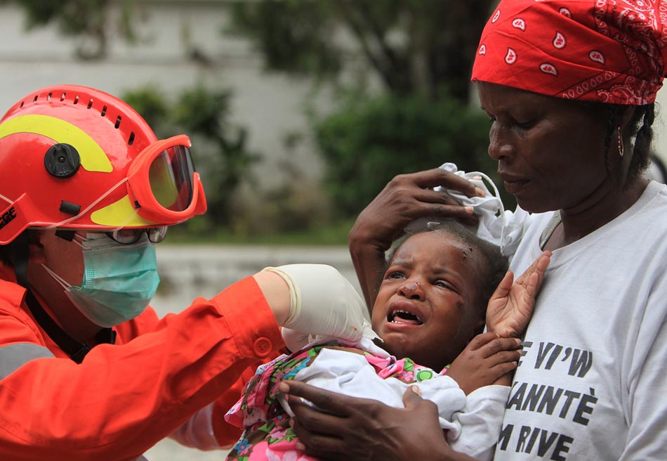 Equipe de resgate chinesa salva criança. Porto Príncipe, Haiti. 14/01/2010. Foto: Xing Guangli/ Xinhua/AP