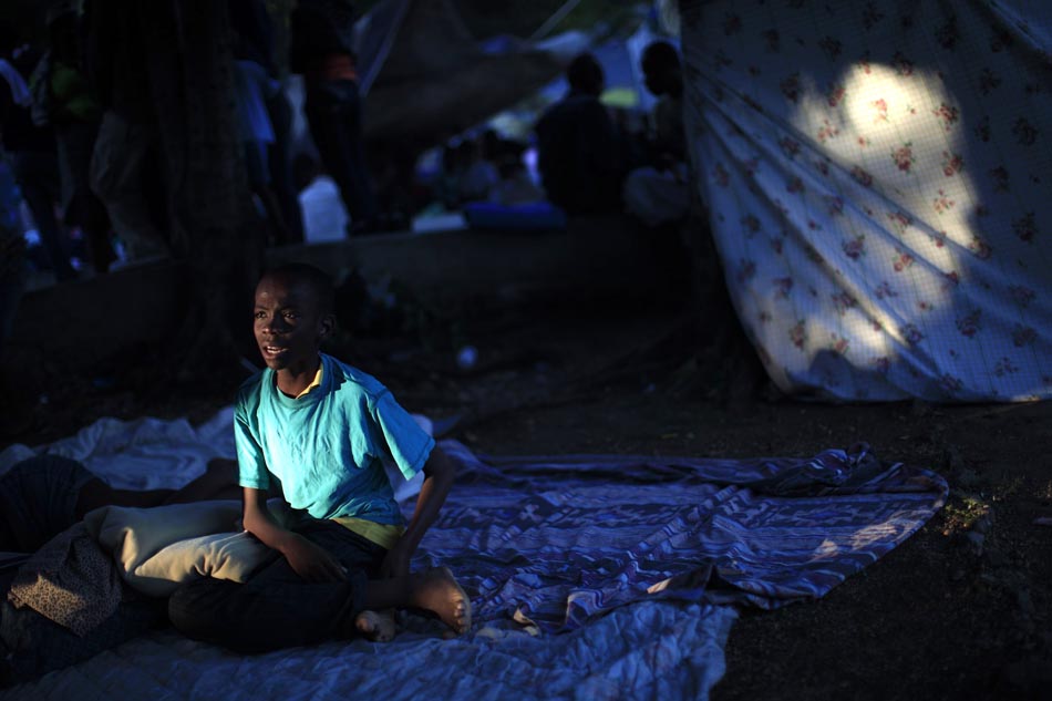 Criança, vítima do terremoto, descansa em um abrigo improvisado. Porto Príncipe, Haiti. 15/01/2010. Carlos Barria/Reuters