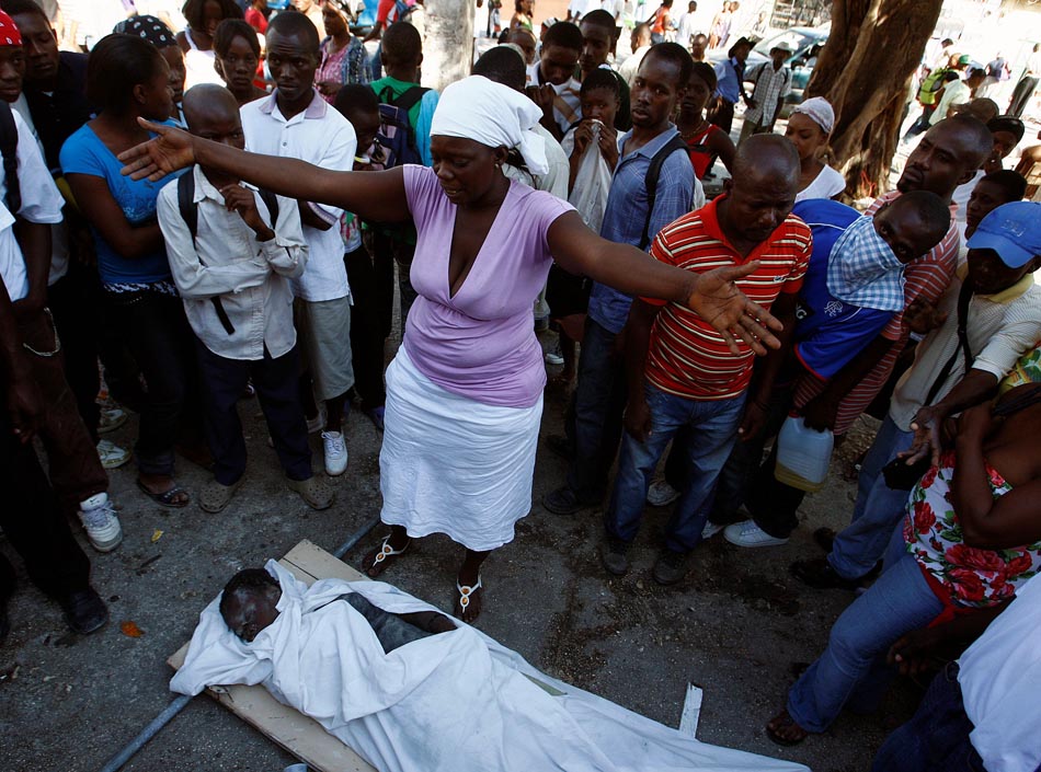 Roselyn Joseph chora pela filha Emanuela Aminise, de 14 anos. Porto Príncipe, Haiti. 14/01/2010. Francois Mori/AP