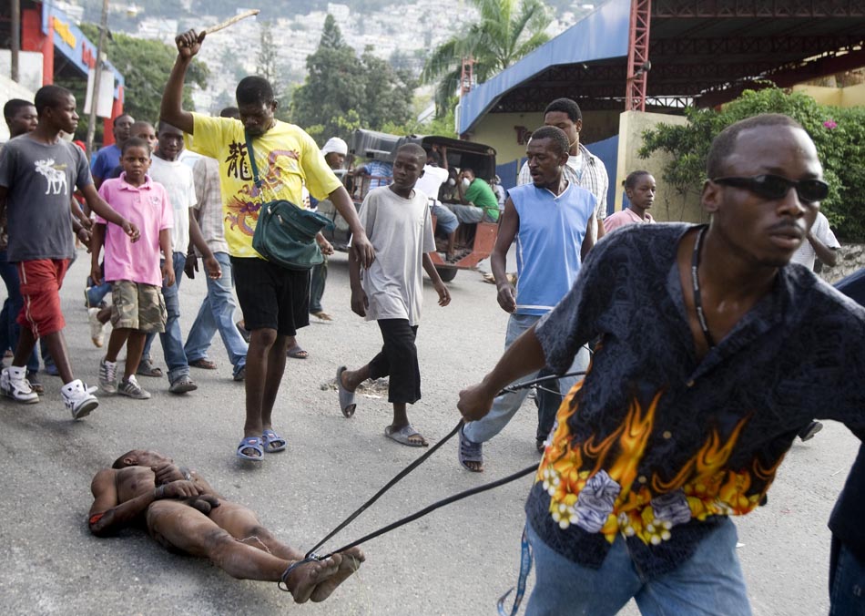 Homem acusado de roubo é linchado e depois arrastado pelas ruas de Petionville. Porto Príncipe, Haiti. 17/01/2010. Foto: Marco Dormino/Minustah/Reuters