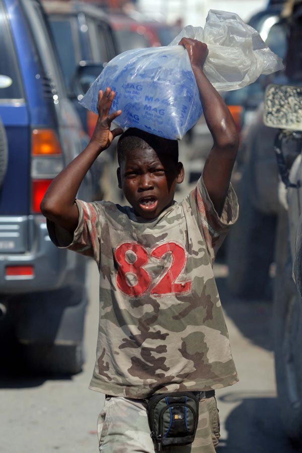 Garoto vende água nas ruas de Porto Príncipe. Haiti, 18/01/2010. Foto: Jonne Roriz/AE