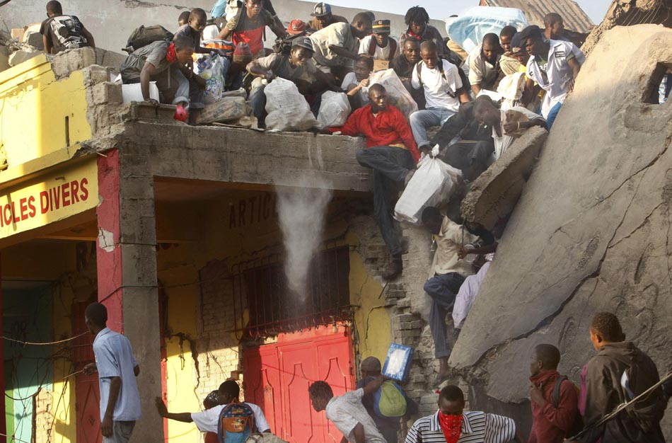 População procura por alimentos em mercado destruído. Porto Príncipe, Haiti, 18/01/2010. Foto: Gerald Herbert/AP