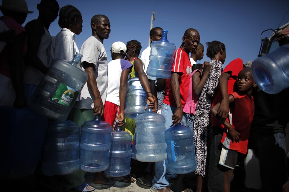 Haitianos fazem fila em busca de água, em Porto Príncipe. 18/01/2010. Foto: Jorge Silva/Reuters